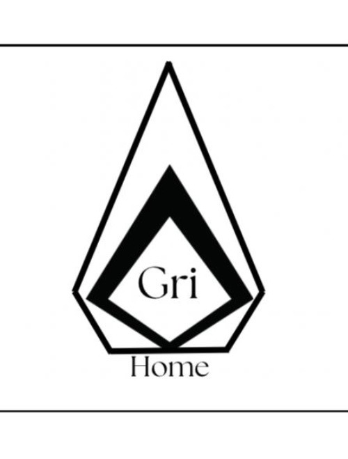 Logo firmy Gri Home przedstawiające geometryczny symbol domu z wpisaną nazwą firmy w czerni na białym tle.