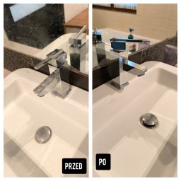Vasyl Fukliev - Kings of clean - Porównanie stanu umywalki i lustra przed i po czyszczeniu: zacieki i zabrudzenia usunięte, armatura błyszcząca.