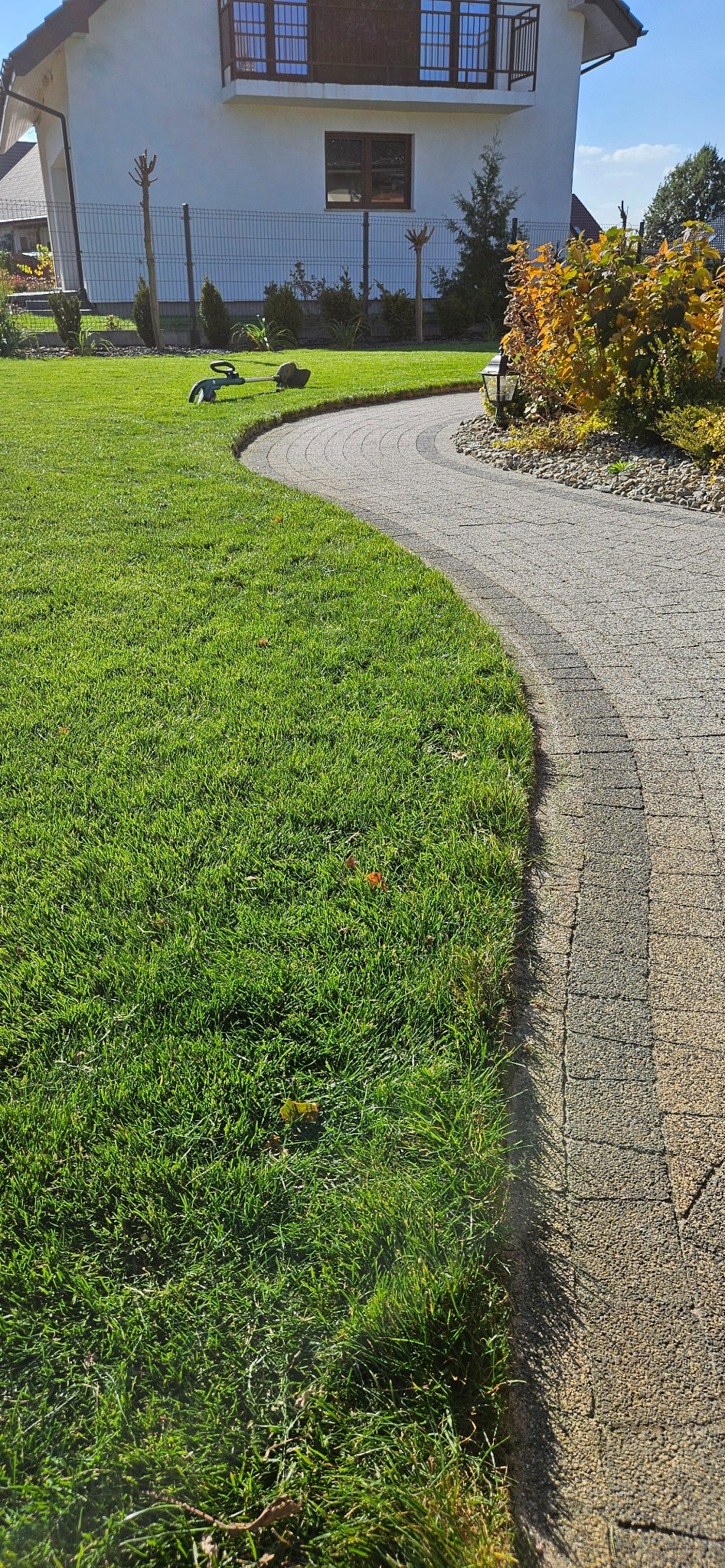 Przycięcie i korekta obrzeża trawnika