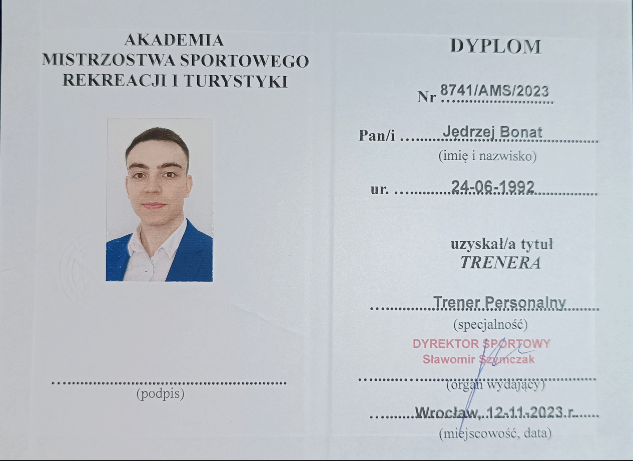 Dyplom trenera personalnego Jędrzeja Bonata z Akademii Mistrzostwa Sportowego Rekreacji i Turystyki, wydany we Wrocławiu 12.11.2023, z wklejonym zdjęciem portretowym.