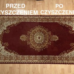 Krzysztof Zawada - Czerwony dywan z orientalnym wzorem, widoczne porównanie stanu przed i po czyszczeniu, lewa strona wyraźnie brudniejsza, prawa strona czystsza, ułożony na drewnianej podłodze.