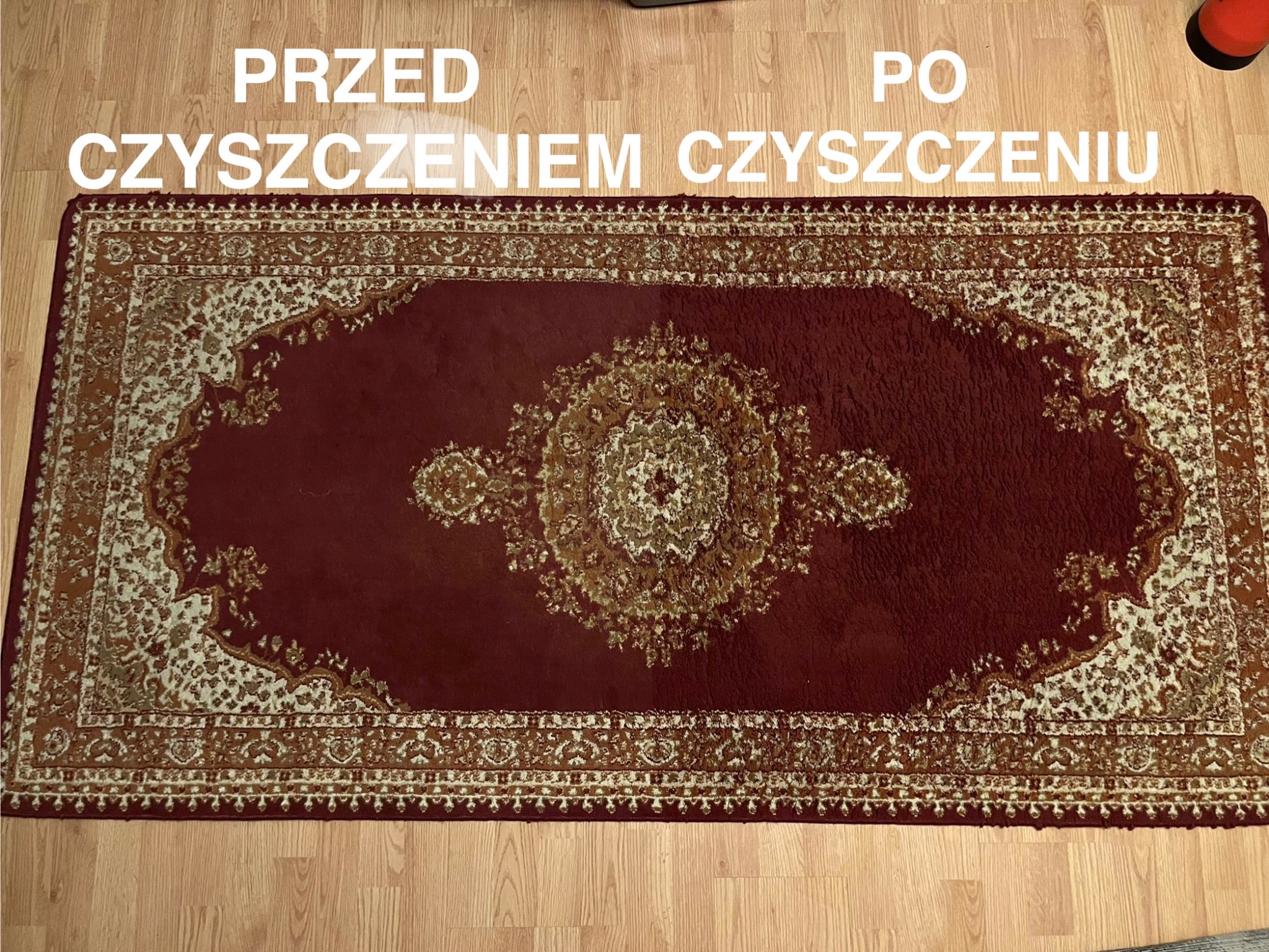 Czerwony dywan z orientalnym wzorem, widoczne porównanie stanu przed i po czyszczeniu, lewa strona wyraźnie brudniejsza, prawa strona czystsza, ułożony na drewnianej podłodze.