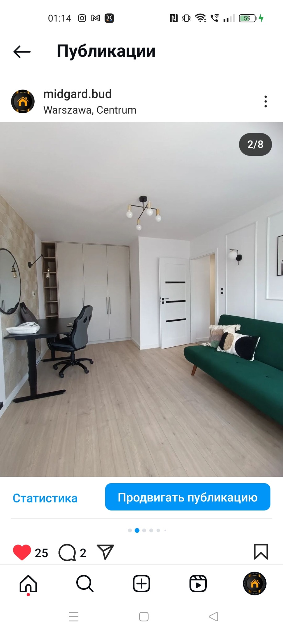 Jasne wnętrze pokoju z panelami podłogowymi, szarą szafą w zabudowie, biurkiem z krzesłem gamingowym, zieloną sofą i białą ścianą z dekoracyjną sztukaterią.