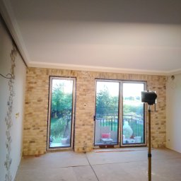 Salon po łataniu ścian i wklejenu cegiełek.