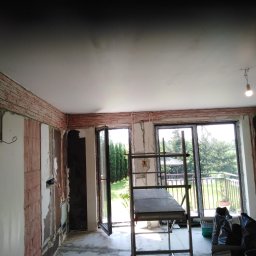 Salon przed łataniem i cegłami.Tu widać pewne utrudnienia ,gdyż ułożone zostało mnóstwo przewodów(dom inteligentny).