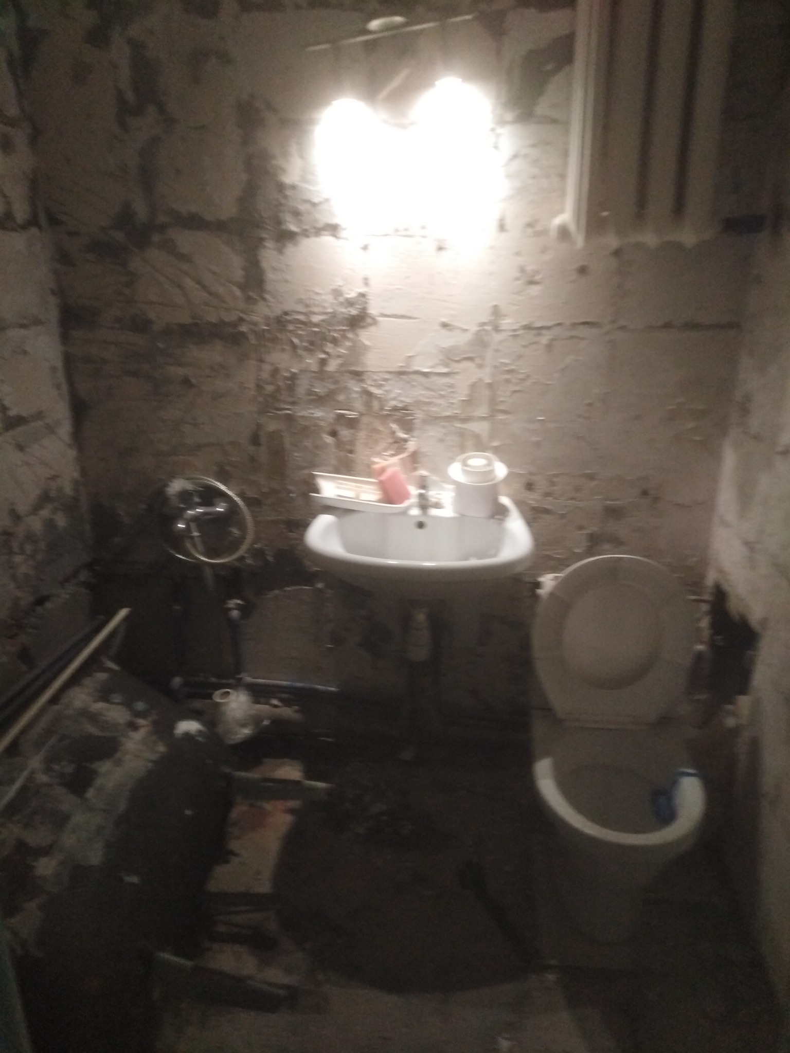 Łazienka po skuciu starej ceramiki.