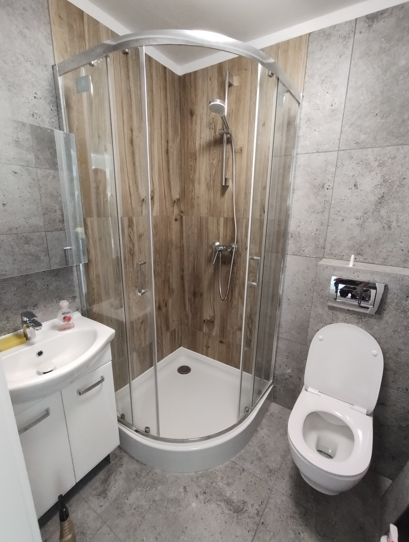 Łazienka po skończonej pracy.