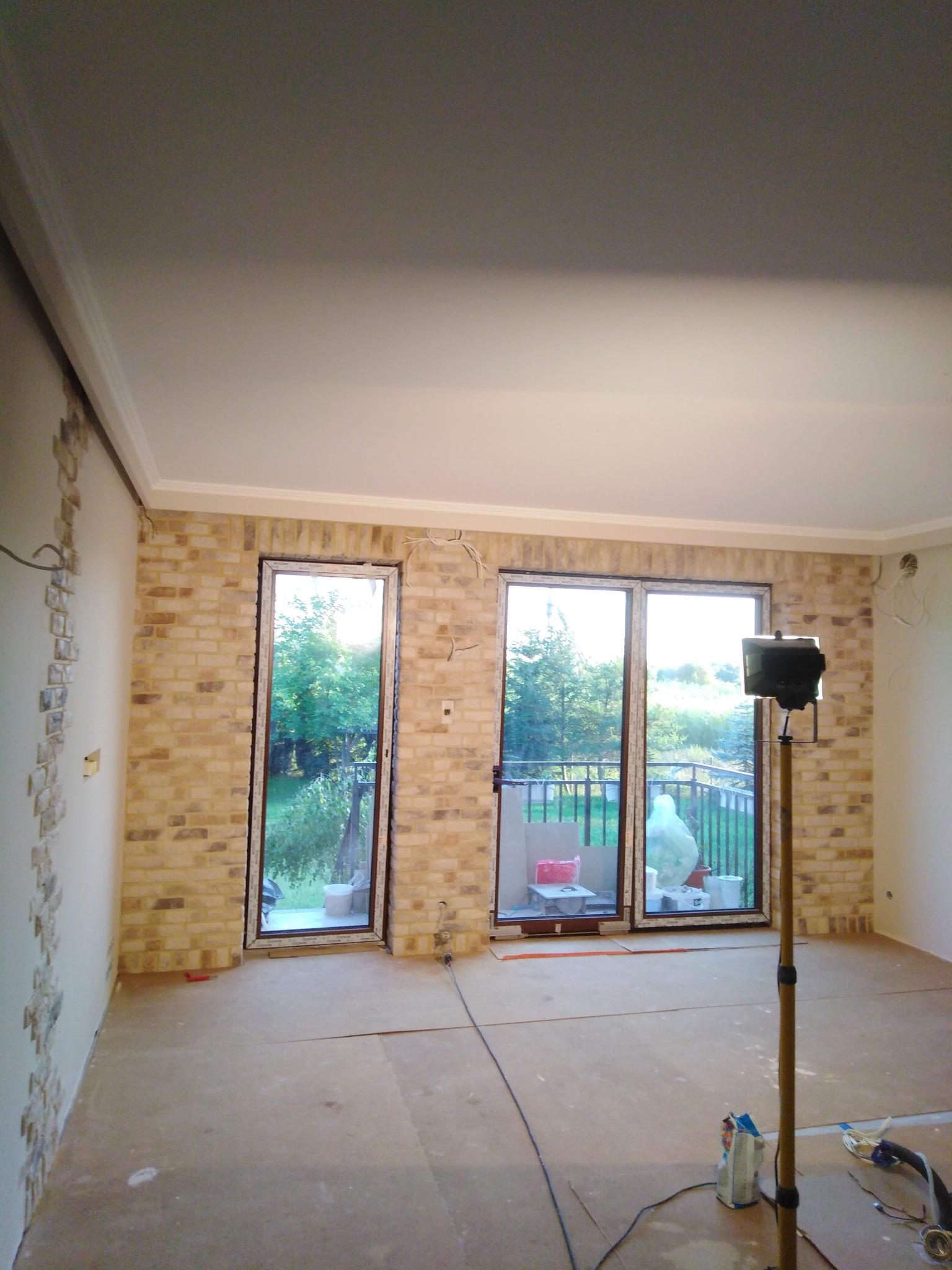 Salon po łataniu ścian i wklejenu cegiełek.