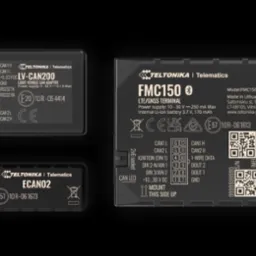 Zbliżenie na cztery czarne urządzenia telematyczne Teltonika z wyraźnie widocznymi oznaczeniami modeli LV-CAN200, ECANO2 i FMC150, prezentujące parametry techniczne i certyfikaty.