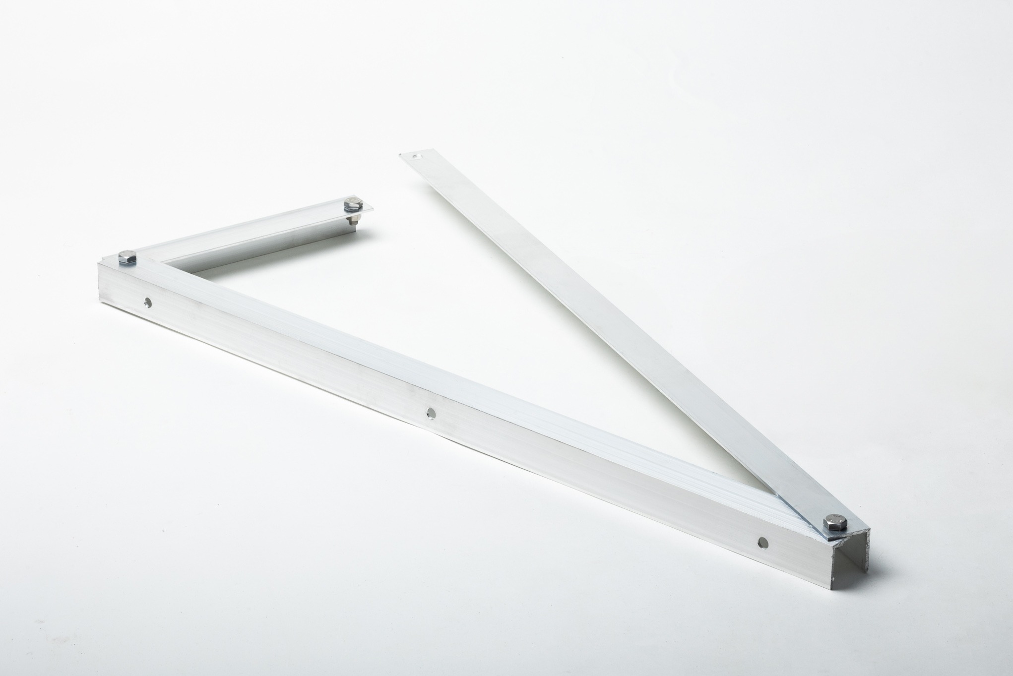 Aluminiowy wspornik montażowy z nakrętkami i śrubami, prawdopodobnie do paneli słonecznych, na białym tle.