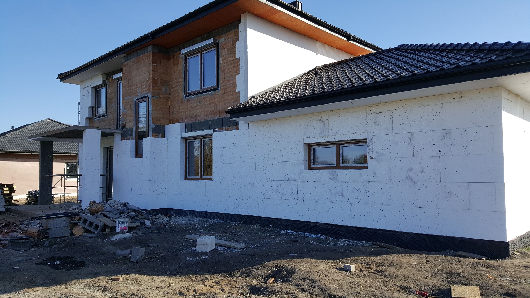 Starannie wykonane elewacje pozwalają zaoszczędzić na ogrzewaniu naszego domu.