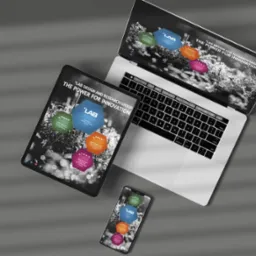 Laptop, tablet i smartfon wyświetlają identyczny interfejs graficzny z heksagonalnymi elementami i hasłem 'LAB DESIGN AND RESEARCH GROUP THE POWER FOR INNOVATION', ułożone na szarym tle z cieniem.