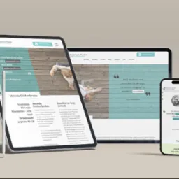 Prezentacja responsywnego projektu strony internetowej na tablecie, laptopie i smartfonie, z widocznymi elementami interfejsu i treści, w tym cytatami i sekcjami informacyjnymi.