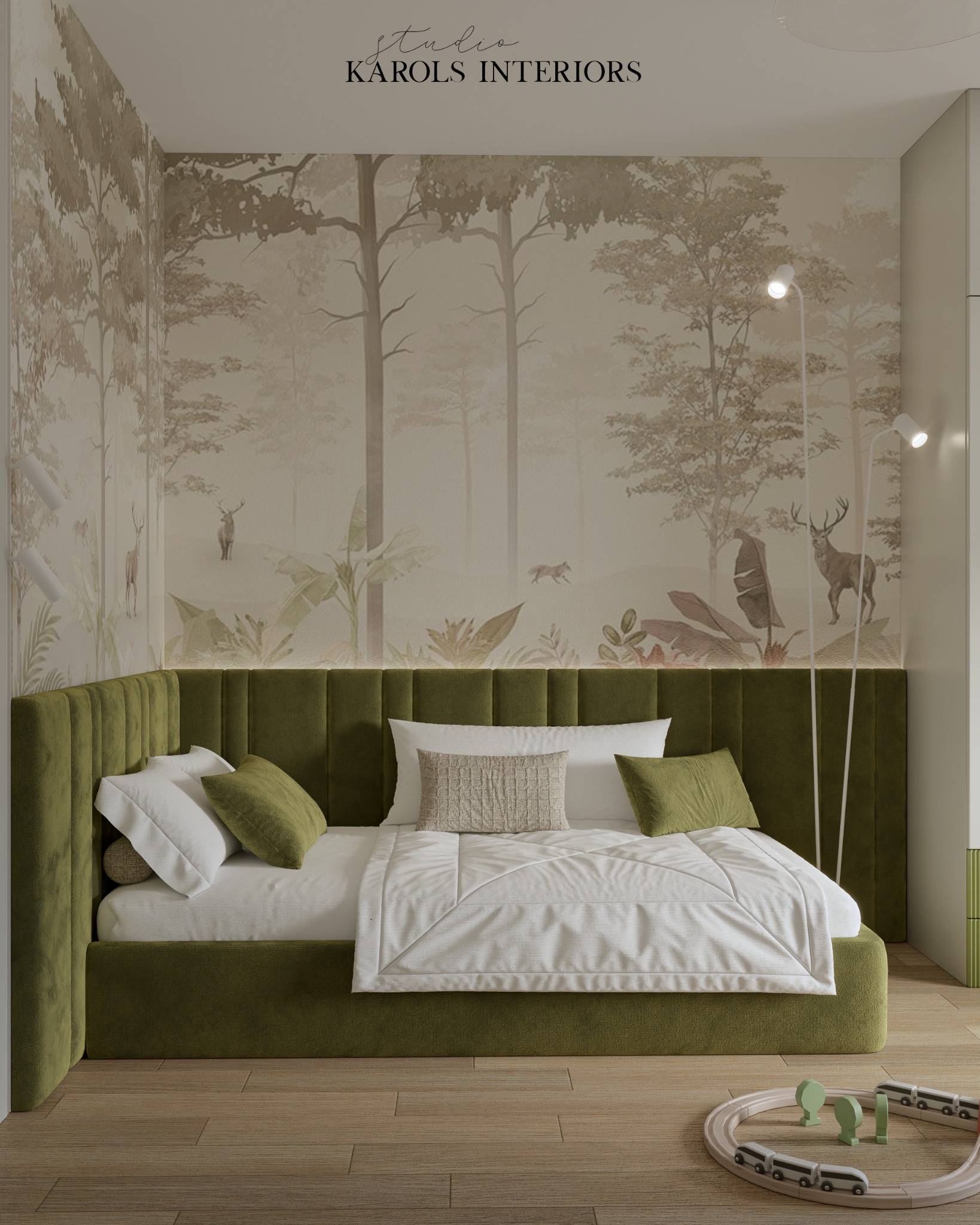 Pokój dziecięcy z łóżkiem z zielonym, tapicerowanym wezgłowiem i leśną tapetą z motywem zwierząt, uzupełniony o drewnianą zabawkę - kolejkę.