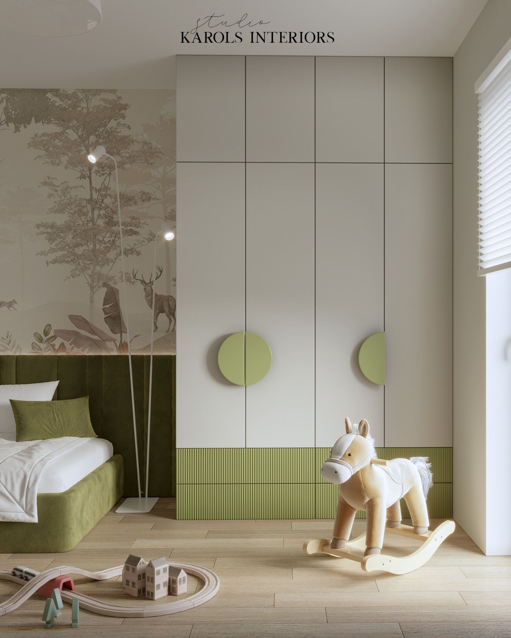 Pokój dziecięcy z łóżkiem z zielonym wezgłowiem, tapetą z motywem leśnym, białą szafą z okrągłymi, zielonymi uchwytami i konikiem na biegunach oraz drewnianą kolejką na podłodze.