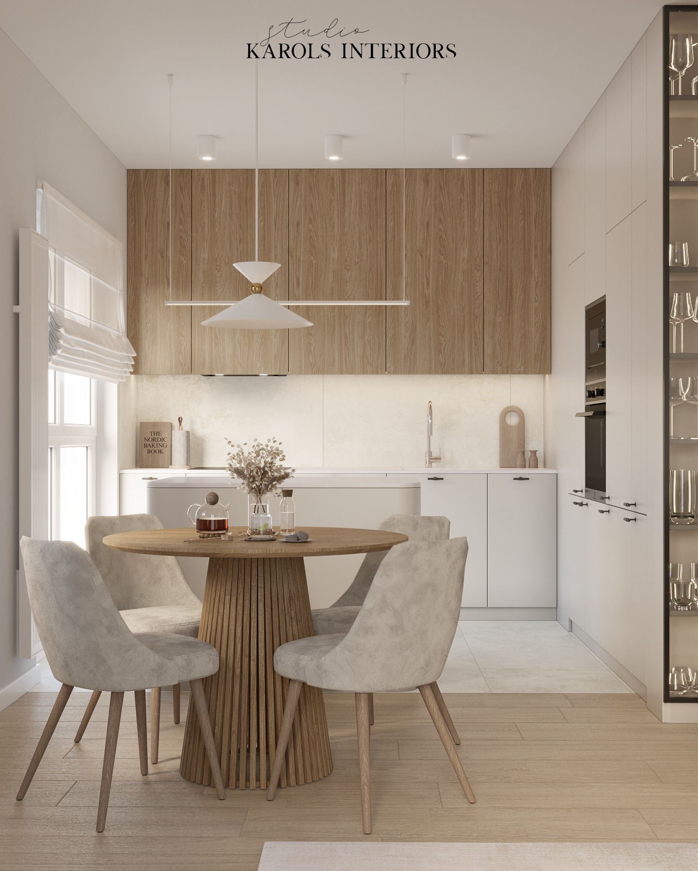 Jasna kuchnia z drewnianymi akcentami, okrągły stół z czterema krzesłami, minimalistyczna lampa wisząca, zabudowa kuchenna z drewnianymi frontami i przeszkloną witryną.