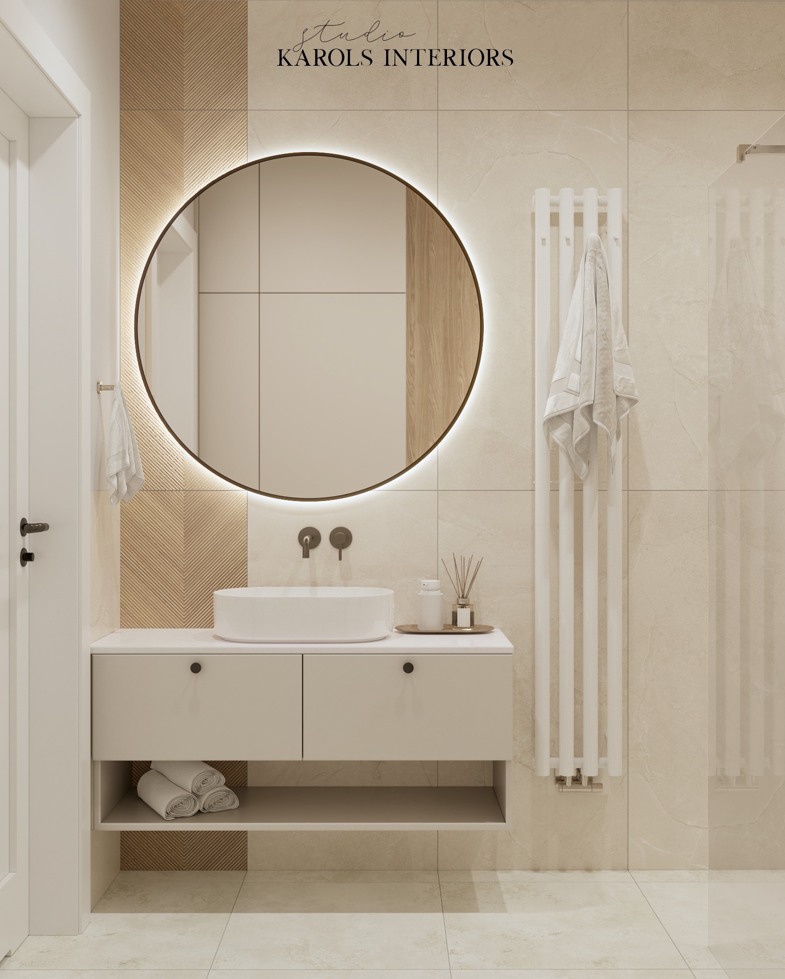 Nowoczesna łazienka z okrągłym lustrem podświetlanym LED, umywalką nablatową na szafce z szufladami i półką na ręczniki, beżowe płytki ścienne i dekoracyjna drewniana ścianka z wzorem jodełki.