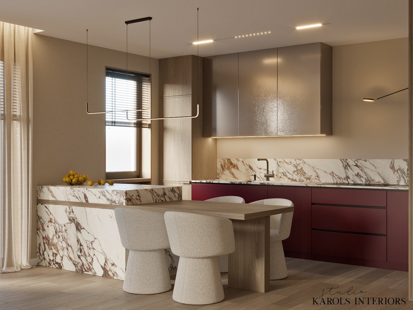 Nowoczesna kuchnia z marmurowym blatem, burgundowymi szafkami i drewnianym stołem z czterema jasnymi krzesłami, oświetlona wiszącymi lampami liniowymi.