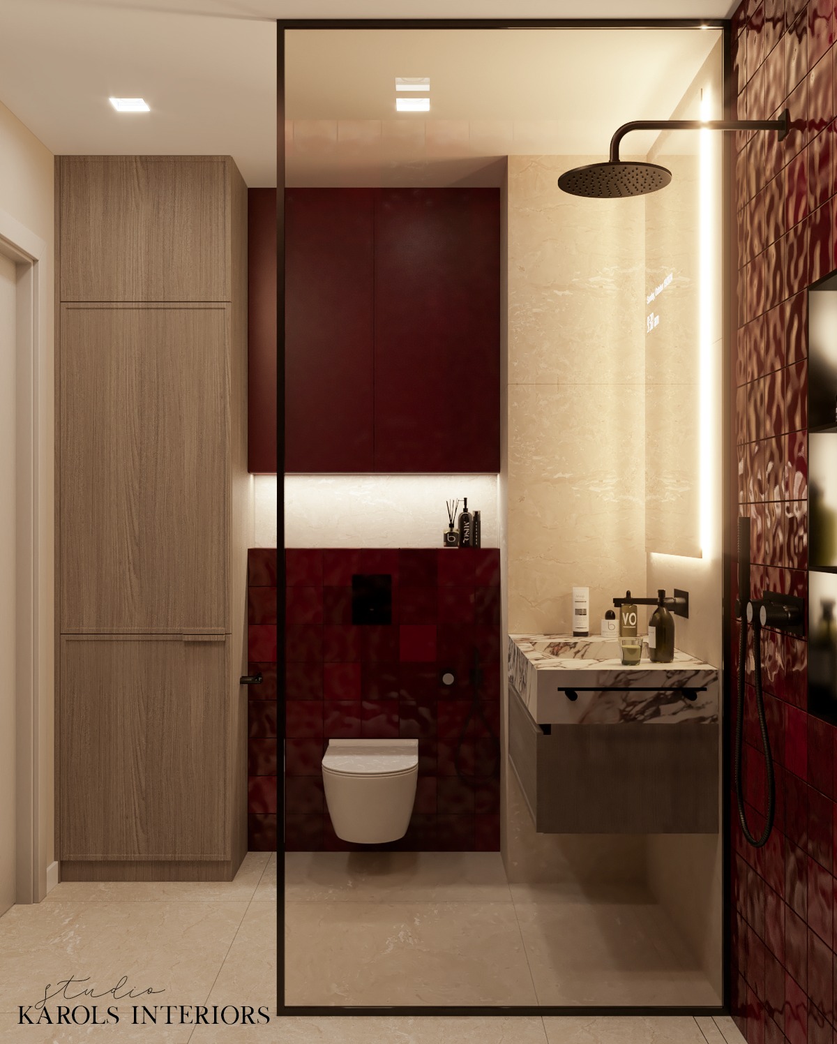 Nowoczesna łazienka z kabiną prysznicową walk-in, umywalką z marmurowym blatem, toaletą podwieszaną na tle bordowych płytek i szafką z drewnopodobnym wykończeniem.