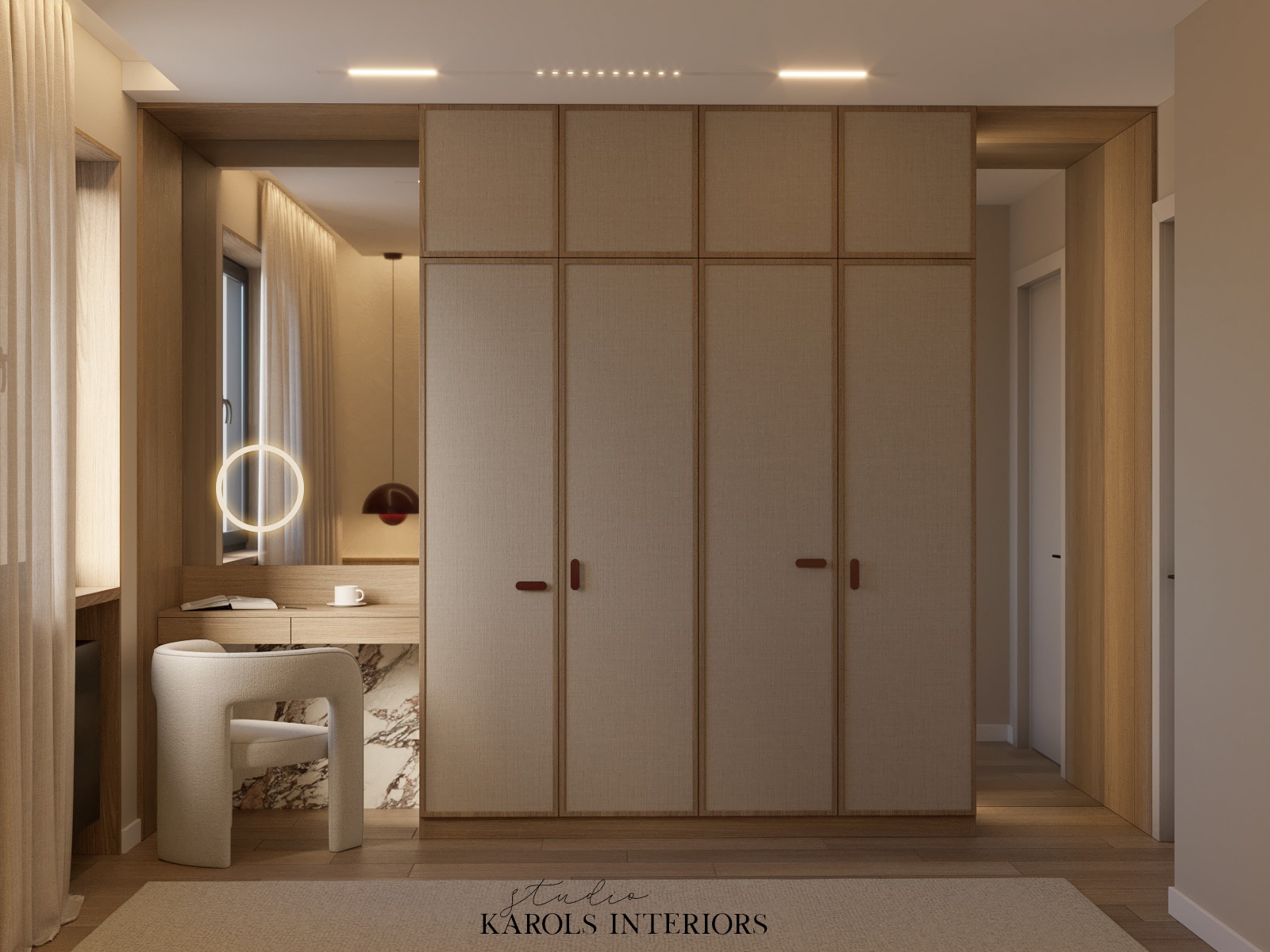 Neutralna kolorystyka szafy wnękowej z teksturowanymi frontami, zintegrowanej z toaletką z okrągłym lustrem podświetlanym LED, uzupełniona krzesłem boucle i dywanem w odcieniach beżu.