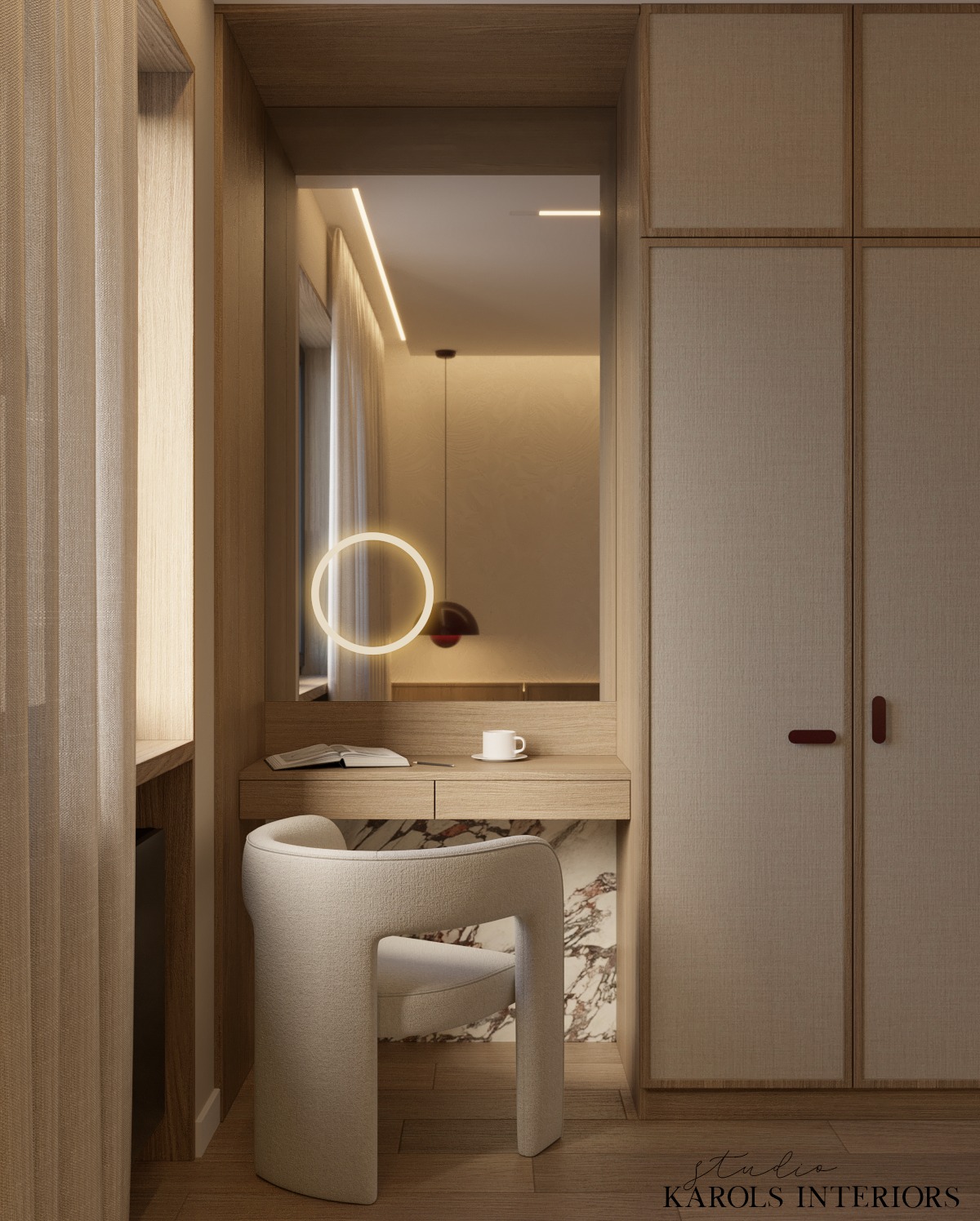 Toaletka z lustrem podświetlanym okręgiem, tapicerowane szafy wnękowe i krzesło boucle w neutralnej kolorystyce wnętrza.