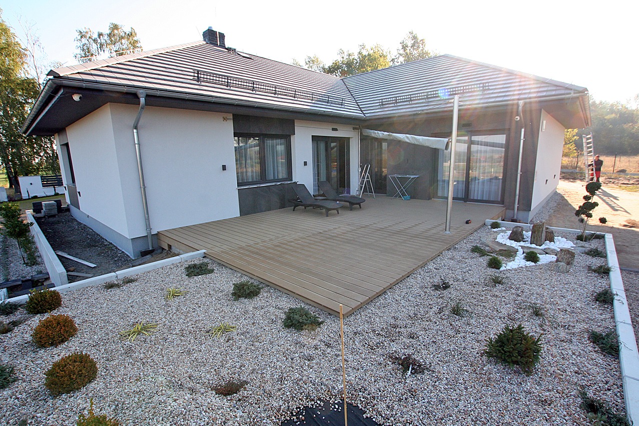 Montaż tarasu kompozytowego Rehau Relazzo. Realizacja w Żarach.