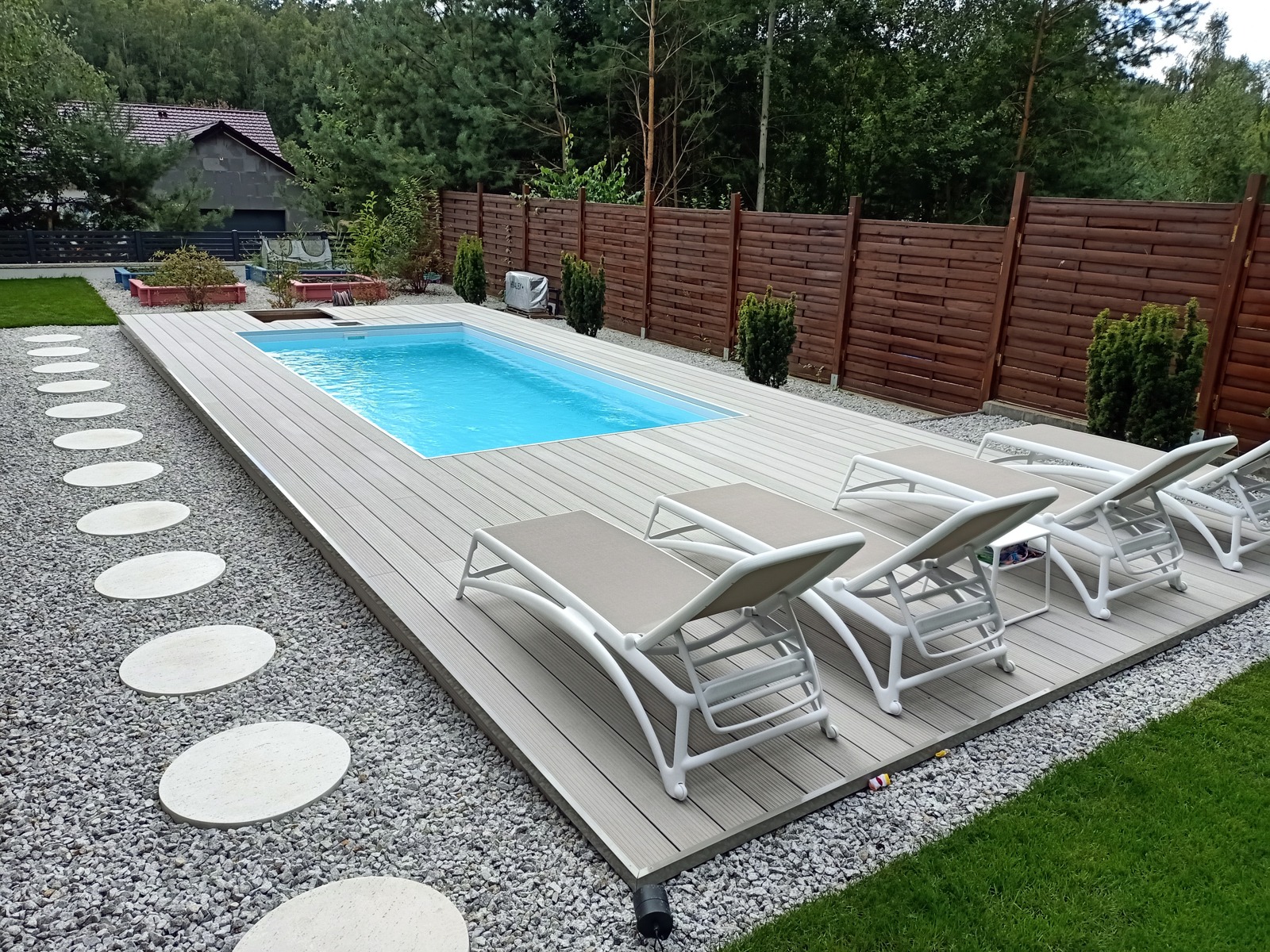 Montaż tarasu kompozytowego wokół basenu. Realizacja w Zielonej Górze.