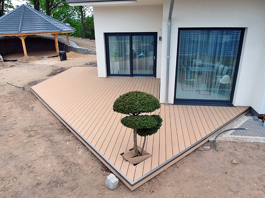 Montaż tarasu kompozytowego firmy Rehau. Realizacja w Bolesławcu.