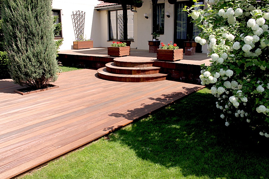 Taras drewniany. Realizacja w Żarach.