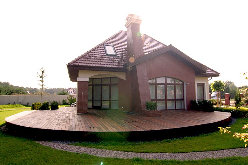 Taras drewniany. Realizacja w Karczowiskach.