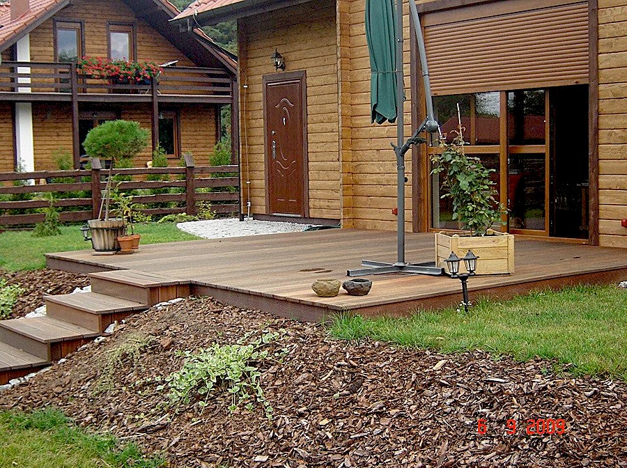 Budowa tarasu z drewna egzotycznego. Realizacja w Książu.