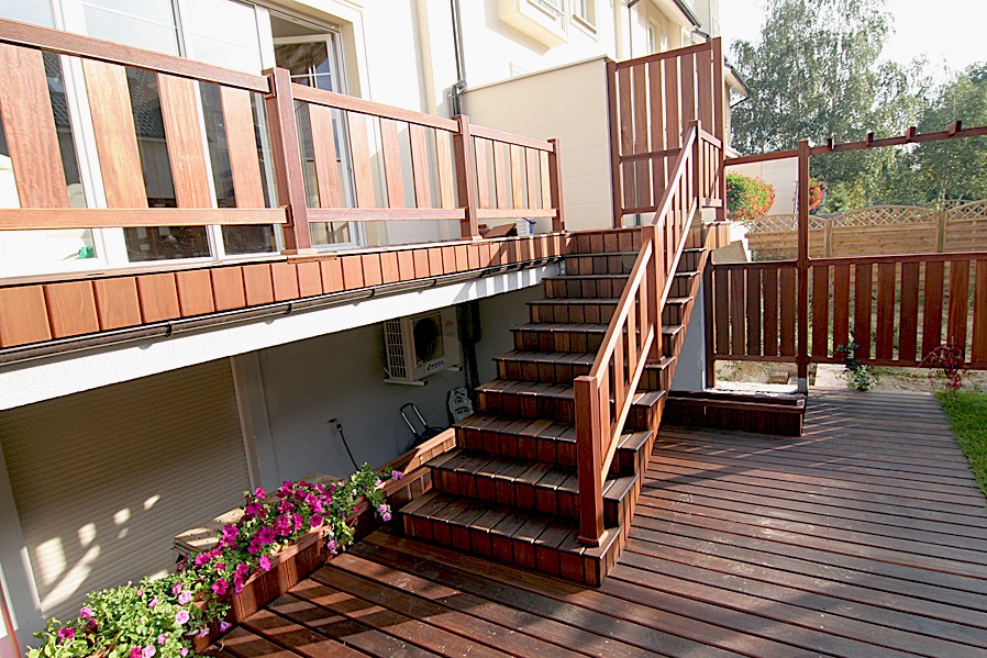 Montaż tarasu z drewna egzotycznego i schodów. Realizacja w Zielonej Górze.