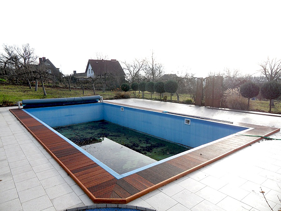 Taras drewniany wokół basenu. Realizacja w Cigacicach.