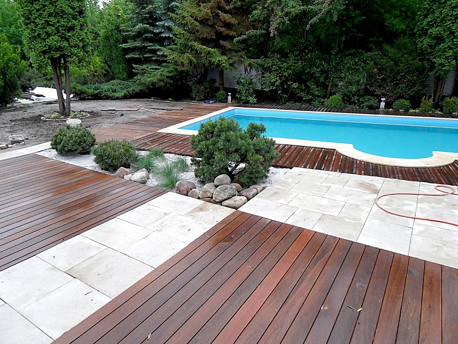 Budowa tarasu drewnianego wokół basenu. Taras został wykonany z drewna egzotycznego. Realizacja w Warszawie.