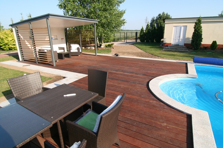 Kolejna realizacja tarasu z drewna egzotycznego wokół basenu. Realizacja w Polkowicach.
