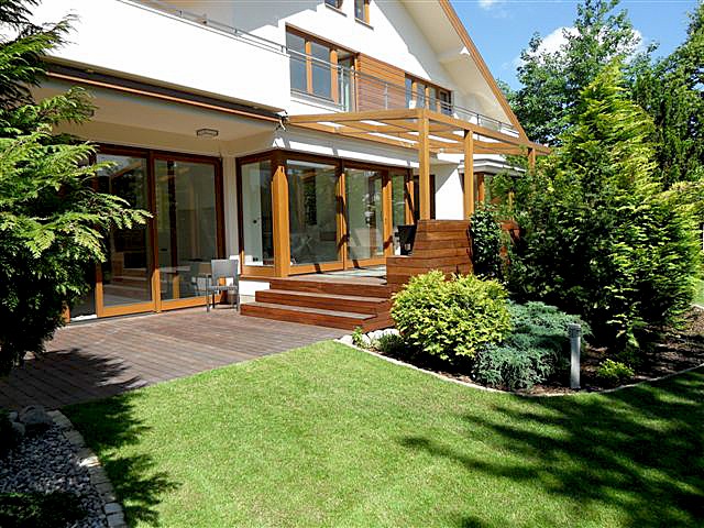 Budowa tarasu z drewna egzotycznego. Realizacja w Warszawie.