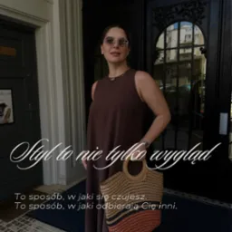 Kobieta w brązowej sukience i okularach słonecznych, trzymająca słomkową torbę, na tle ciemnych drzwi. Stylizacja i moda.