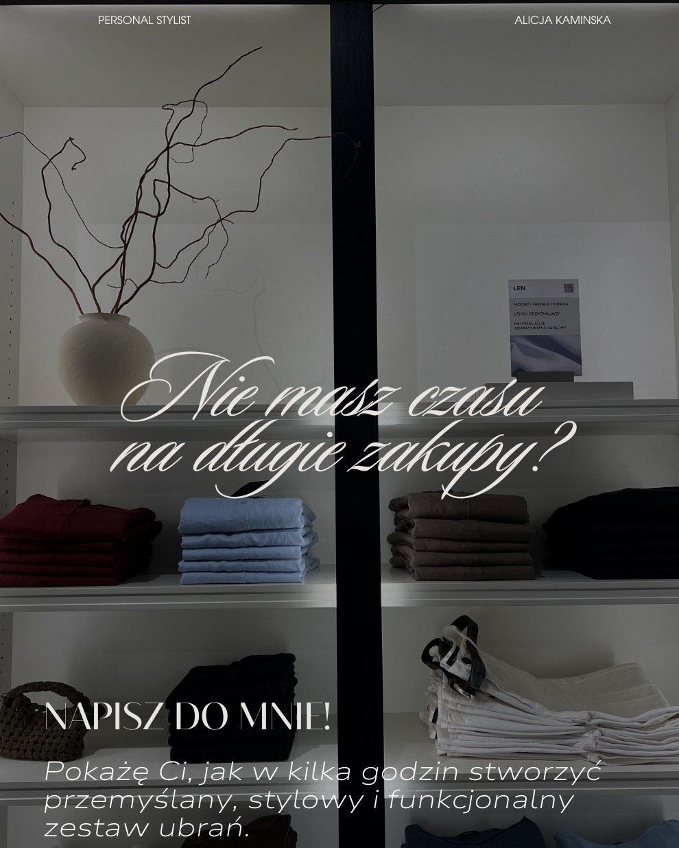 Półki z ubraniami w stonowanych kolorach, wazon z suchymi gałązkami, minimalistyczny wystrój, tekst reklamowy zachęcający do skorzystania z usług personal shopper.