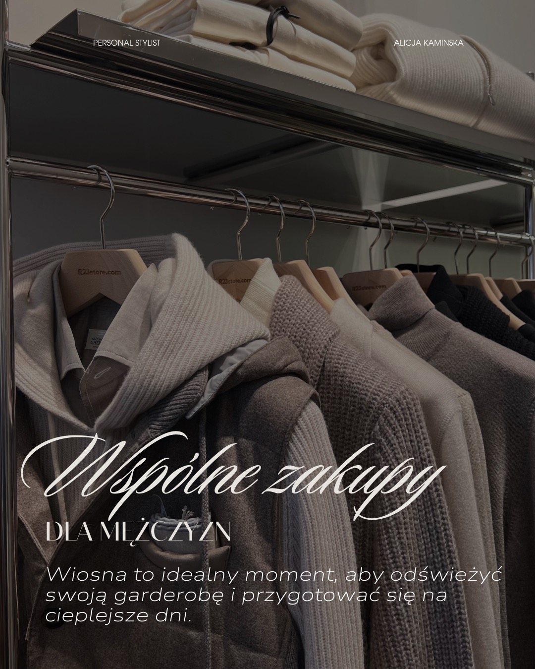 Rząd męskich ubrań w stonowanych kolorach (beże, szarości, brązy) wiszących na wieszakach, z widocznym logo sklepu 'R23store.com' na wieszakach, na górze półka z ułożonymi swetrami, napis 'Wspólne...