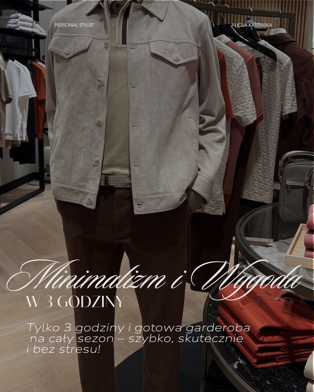 Męska stylizacja: beżowa zamszowa kurtka, brązowe spodnie, koszulka polo, pasek. W tle wieszaki z ubraniami i napis 'Minimalizm i Wygoda w 3 Godziny'.