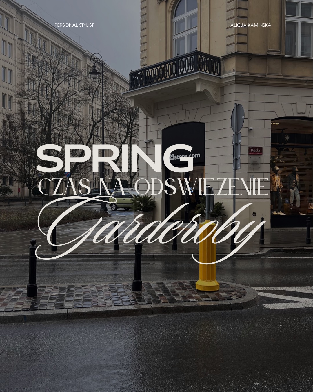 Mokry chodnik i ulica przed budynkiem z napisem 'Spring, czas na odświeżenie garderoby', widoczny szyld 'Personal Stylist' oraz nazwisko 'Alicja Kamińska'.