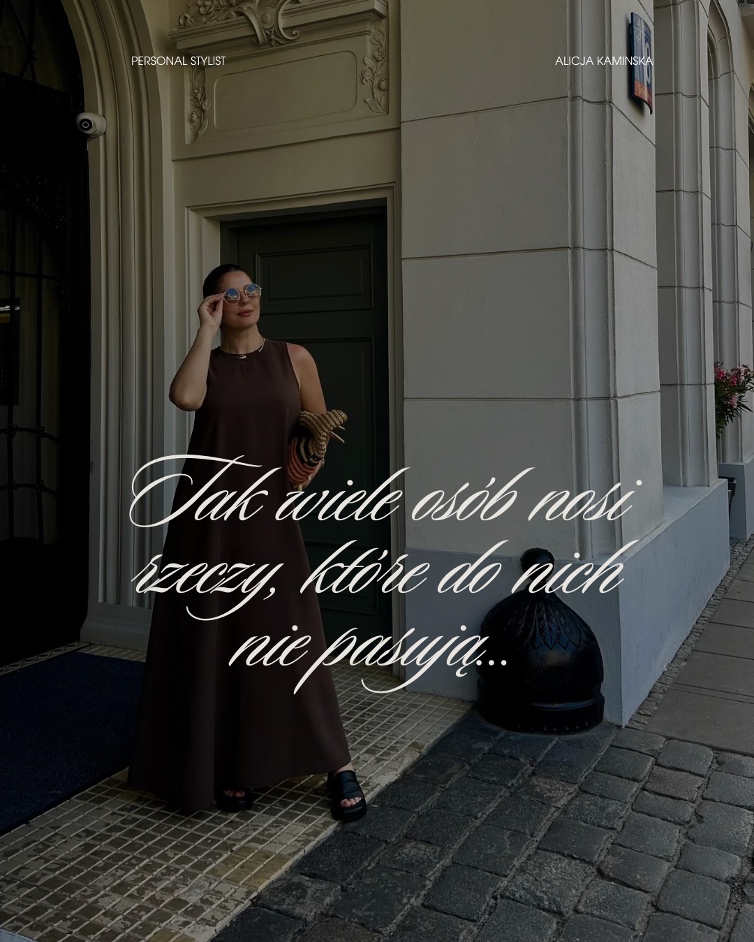 Stylizacja w brązach od Alicji Kamińskiej, personalnej stylistki z Warszawy. Długa sukienka, okulary, torebka z frędzlami. Klasyczna architektura w tle.