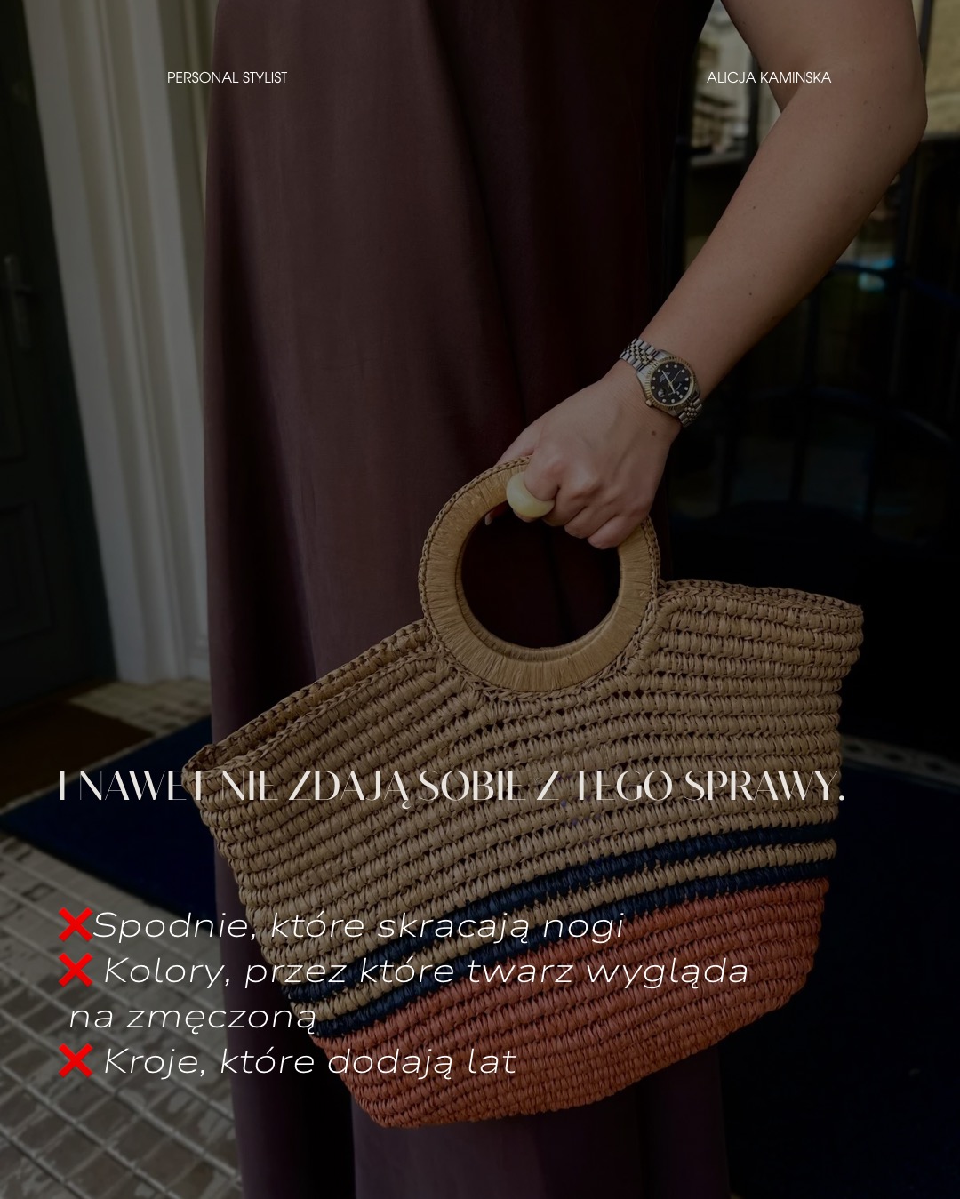 Stylizacja kobiety z torebką ze słomy i zegarkiem na ręce. Tekst na zdjęciu ostrzega przed błędami w doborze ubrań.
