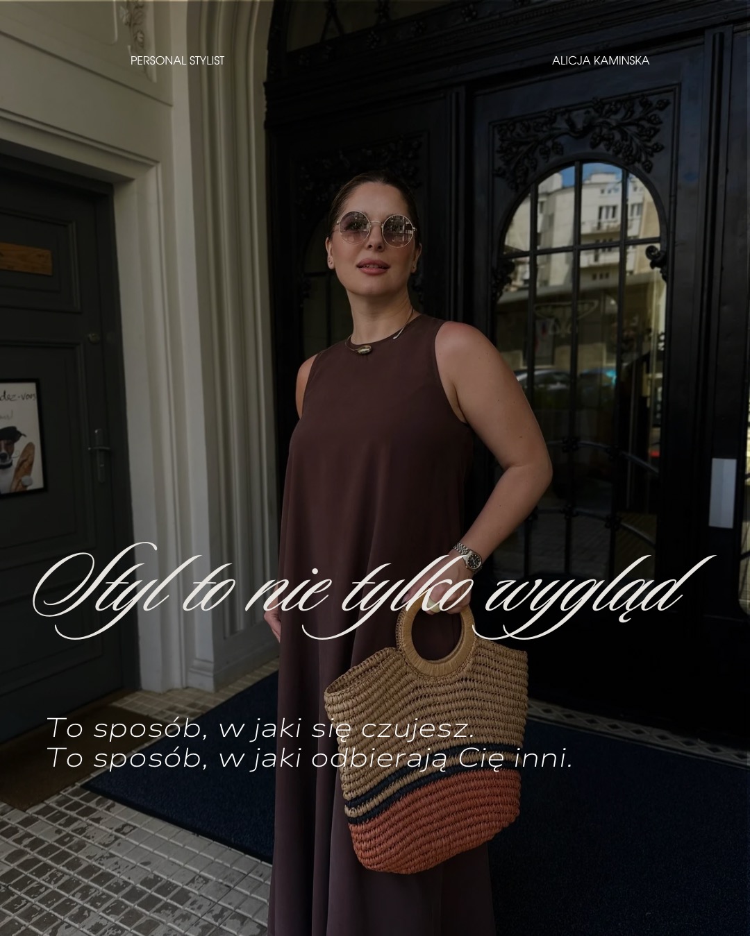 Kobieta w brązowej sukience i okularach słonecznych, trzymająca słomkową torbę, na tle ciemnych drzwi. Stylizacja i moda.