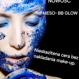 Portret kobiety z niebieskim brokatem na twarzy i powiekach, promocyjny napis 'MESO-BB GLOW' na czarnym tle.