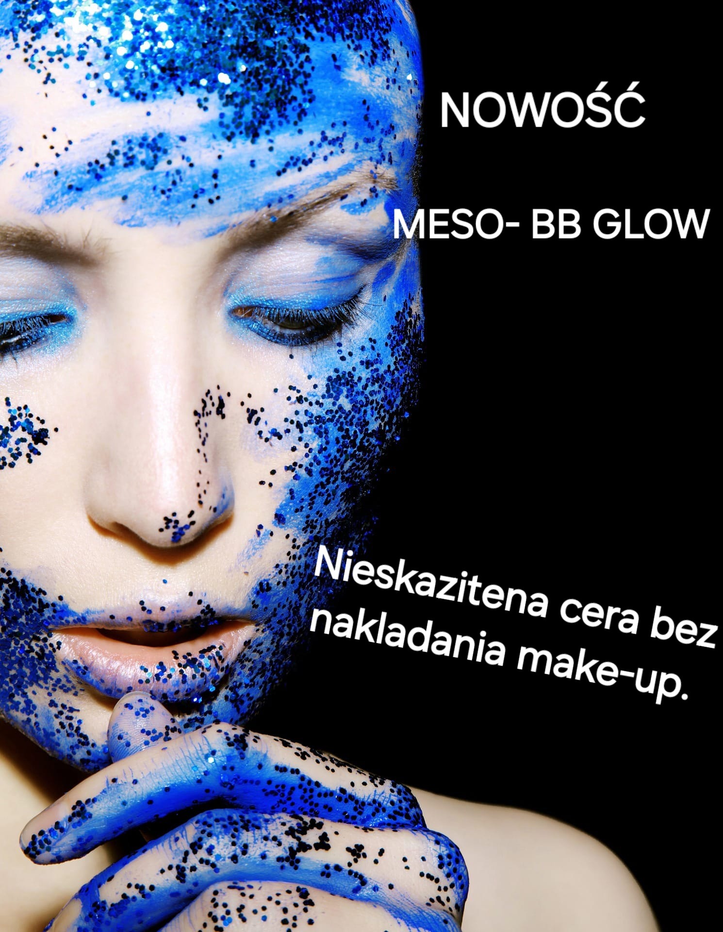 Portret kobiety z niebieskim brokatem na twarzy i powiekach, promocyjny napis 'MESO-BB GLOW' na czarnym tle.