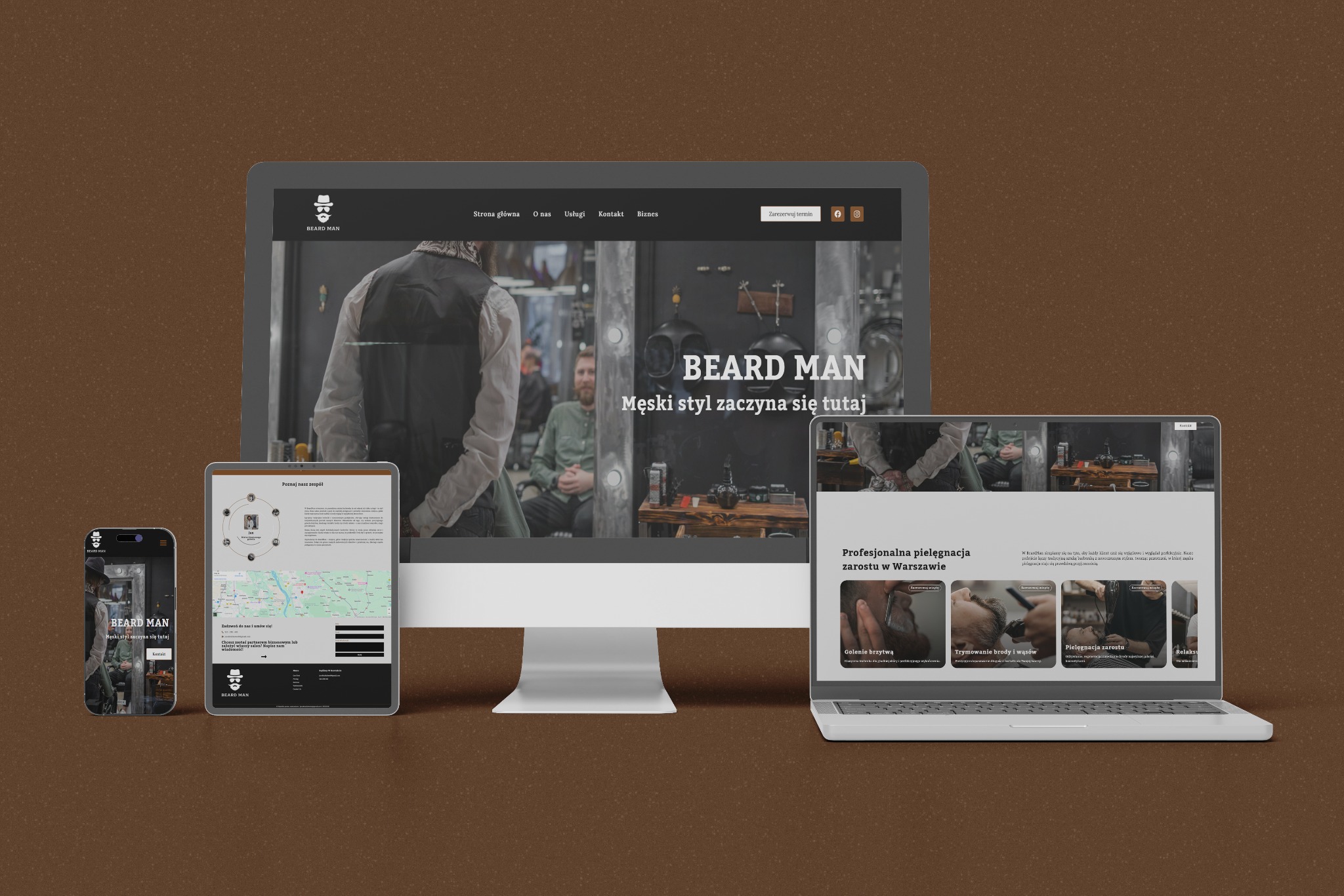 Prezentacja responsywnej strony internetowej salonu barberskiego na monitorze, tablecie i smartfonie, ukazująca logo i ofertę usług pielęgnacji zarostu.