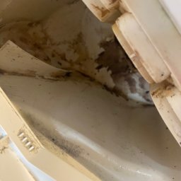 Magiczny blysk - Zabrudzone wnętrze plastikowej obudowy, widoczne zacieki i osady. Detal zanieczyszczonej powierzchni przed czyszczeniem, ukazujący stopień zabrudzenia.