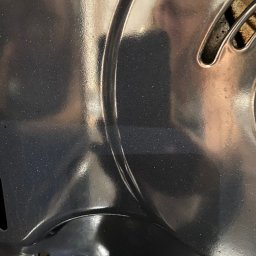 Magiczny blysk - Wnętrze piekarnika z widocznymi zabrudzeniami i resztkami jedzenia na metalowych elementach. Detal na czyszczenie.