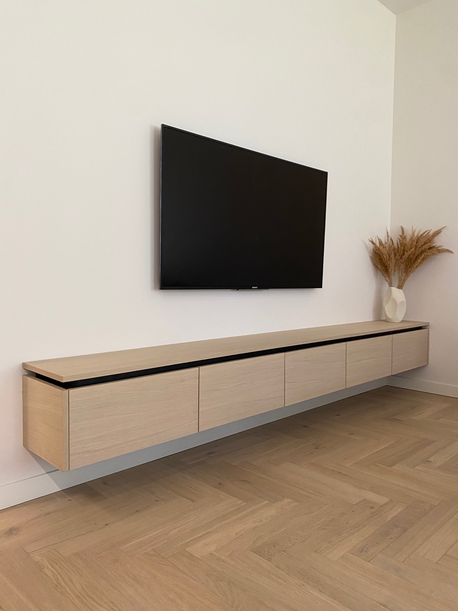 Prawie 3 metrowa szafka z naturalnego, bielonego dębu.